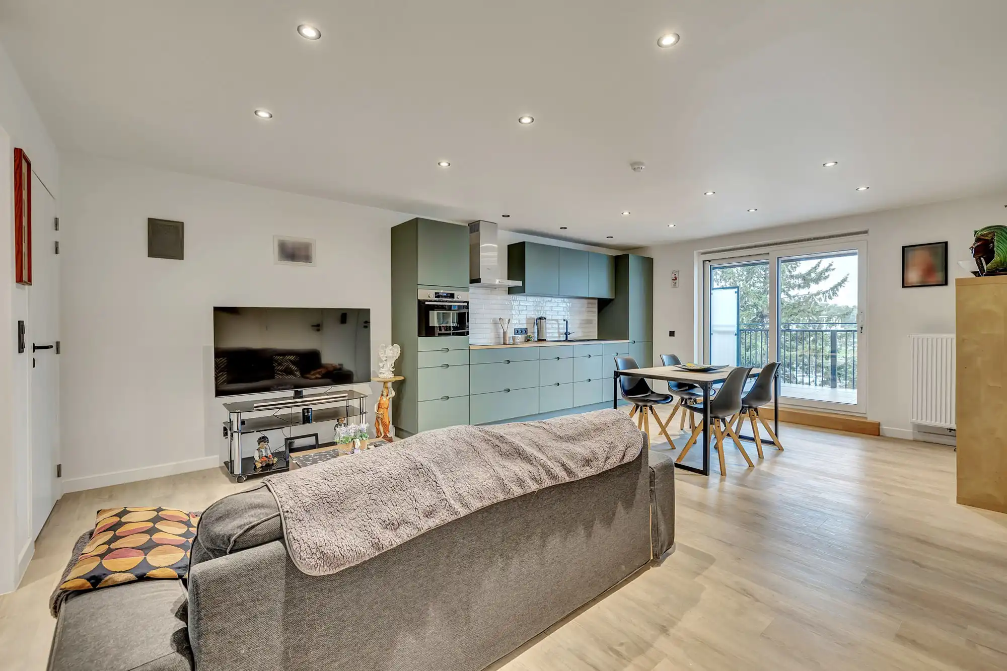 Gerenoveerd appartement met 2 ruime slaapkamers foto 2