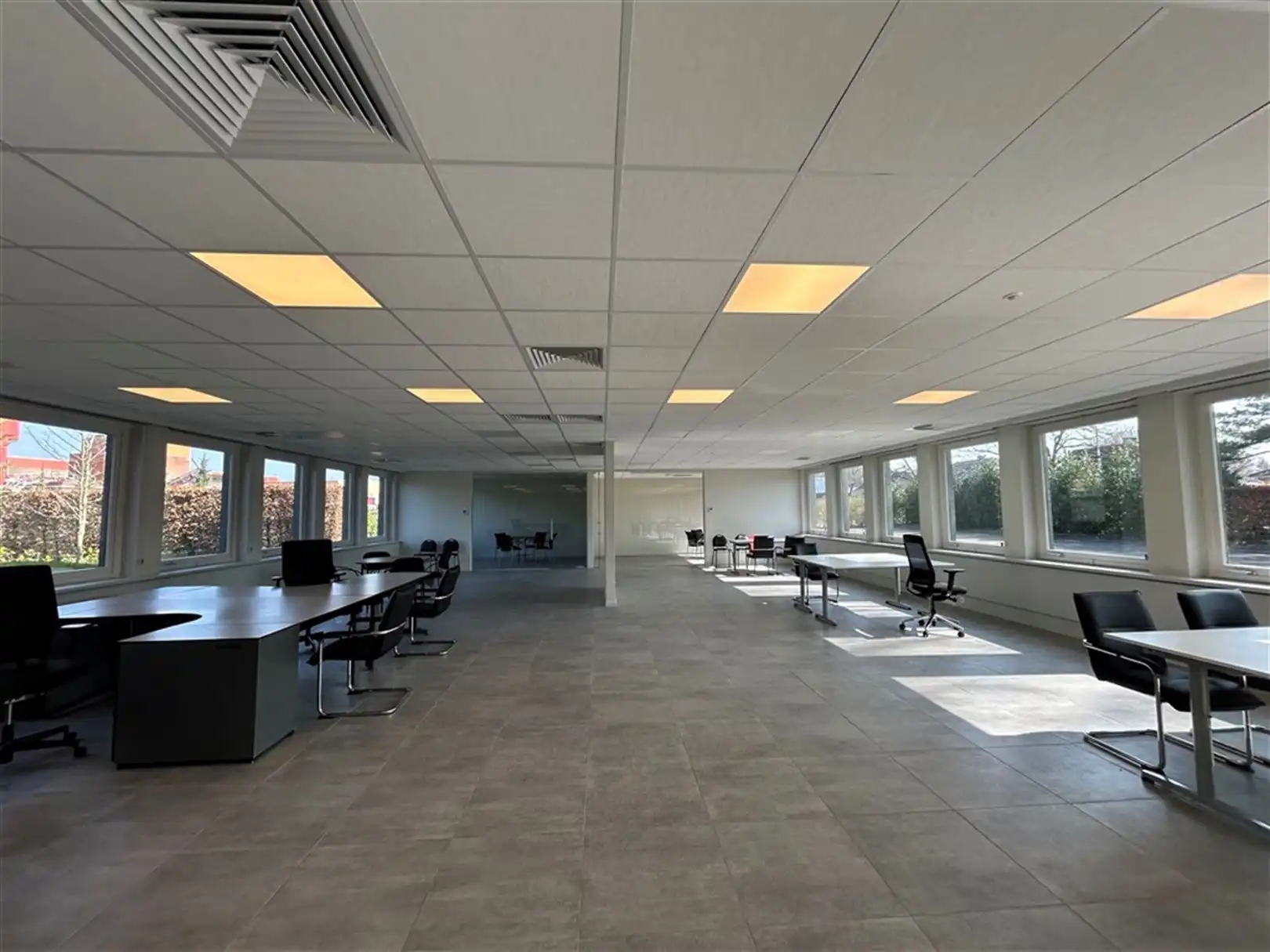 Multifunctioneel kantoorgebouw met veel parking te Houthalen foto 13