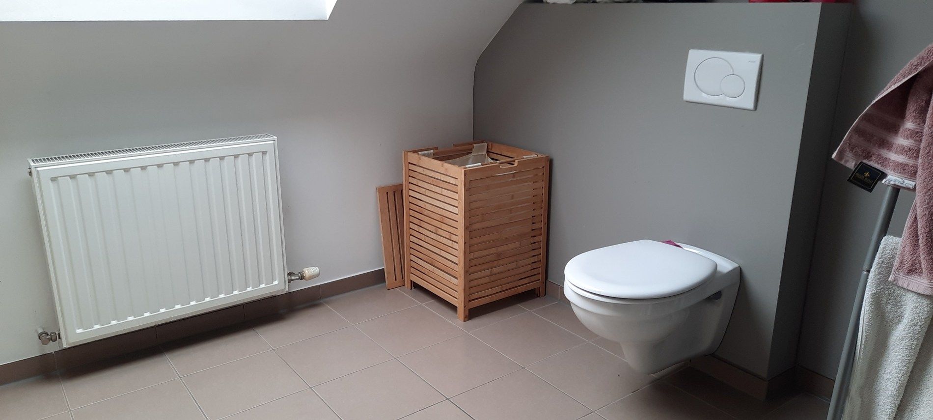 Charmant en ruim duplex appartement in het centrum van Neeroeteren, met 3 slaapkamers en terras.  foto 6