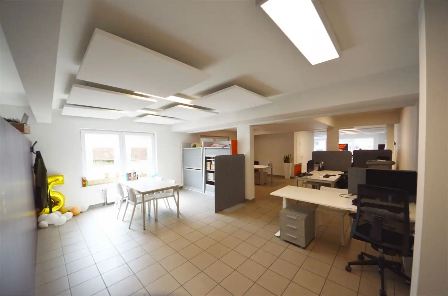 INSTAPKLAAR GELIJKVLOERS INCL. 3 PRIVE PARKINGS NABIJ E40 EN PARKLAAN foto 13