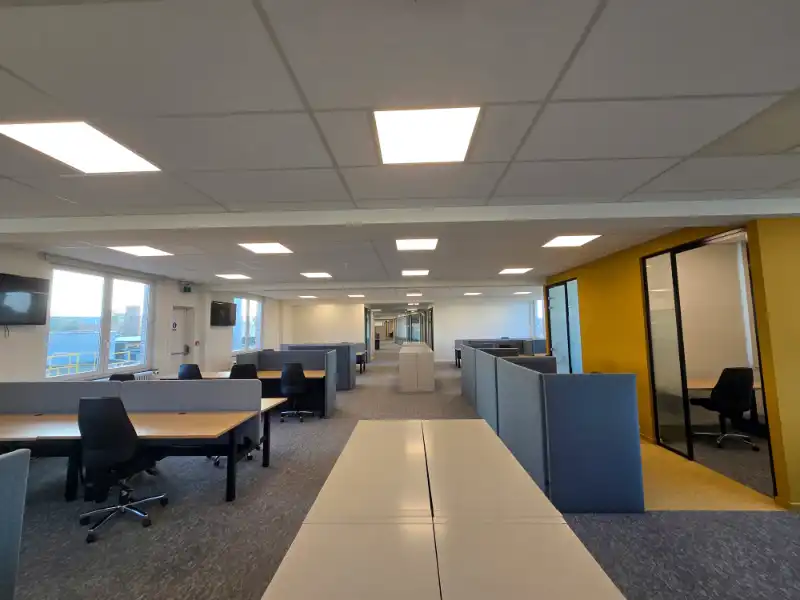 Industriële site met kantoorruimte te huur foto 10