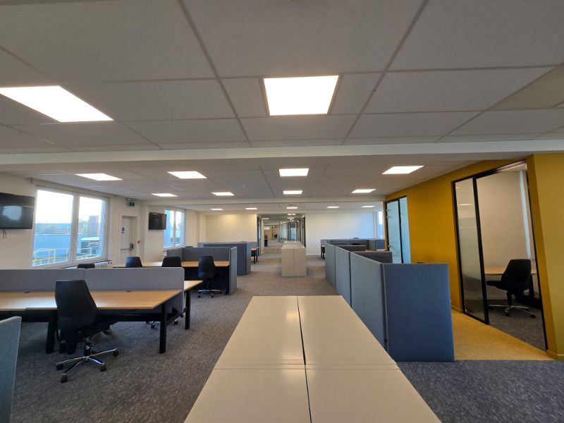 Industriële site met kantoorruimte te huur foto 10