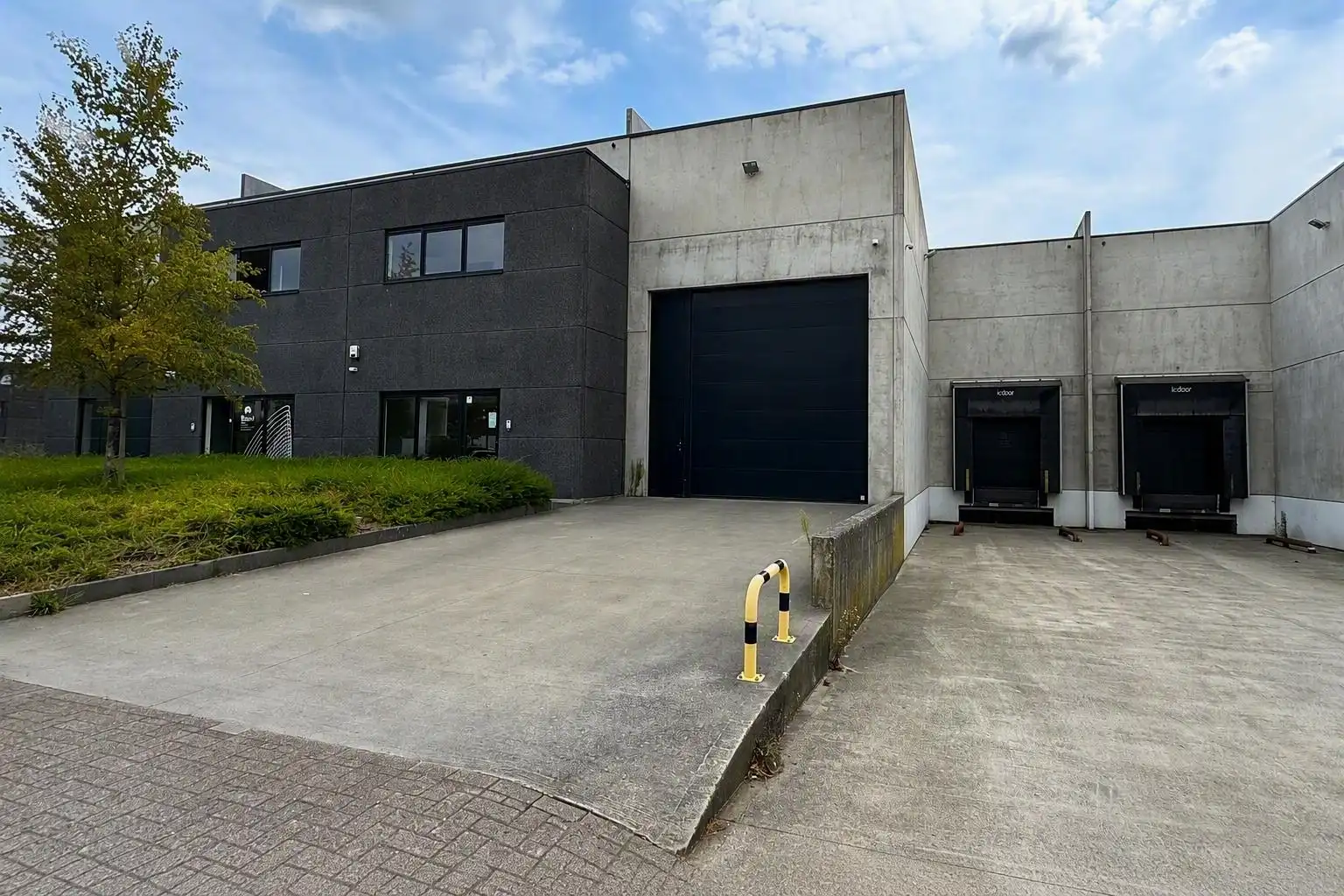 Te Huur: Magazijn met kantoor te Mechelen nabij R6 en E19  foto {{pictureIndex}}