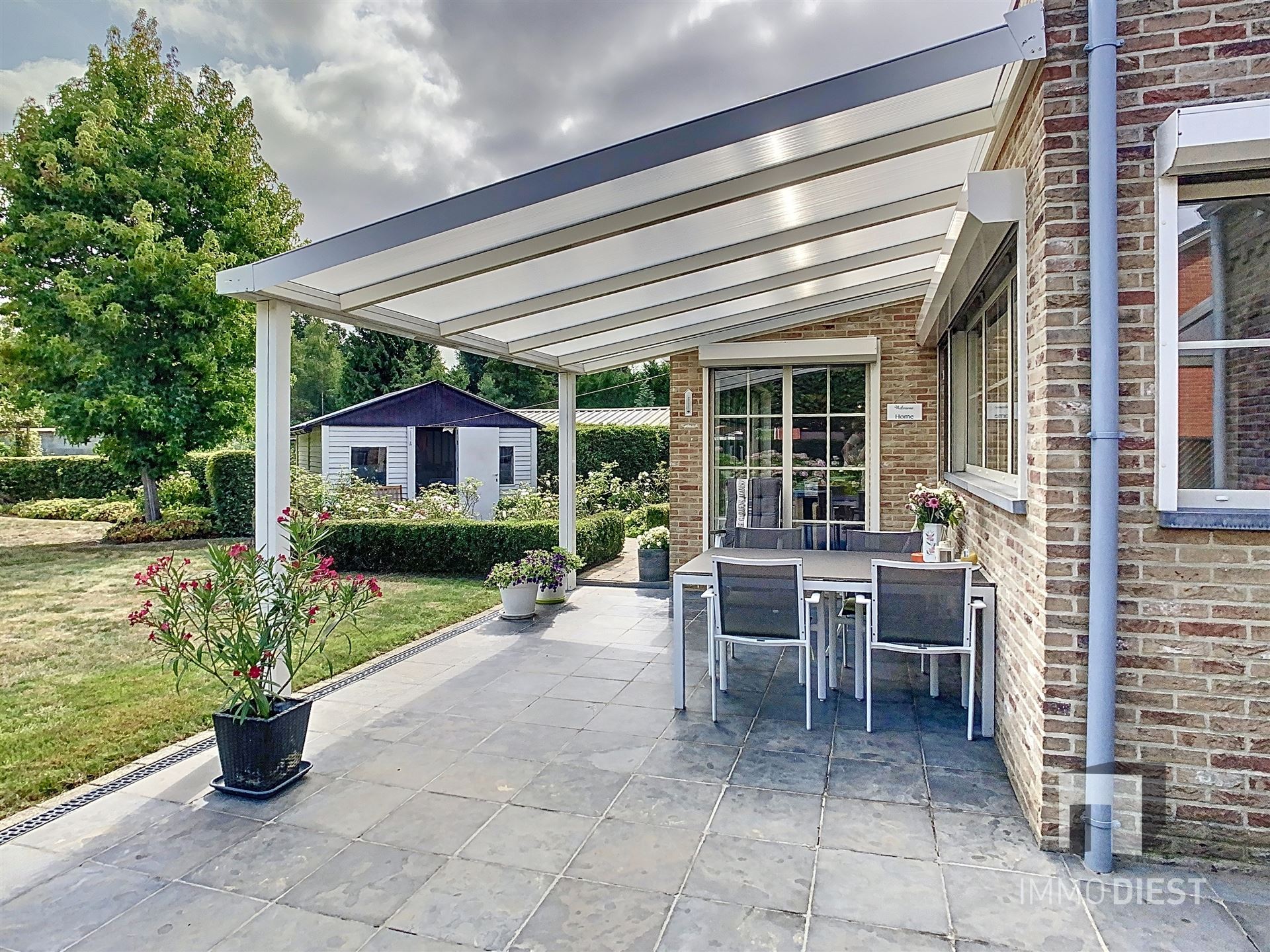 Aantrekkelijke en instapklare woning met 3 slaapkamers en prachtig aangelegde tuin op 12a 77ca. foto 40