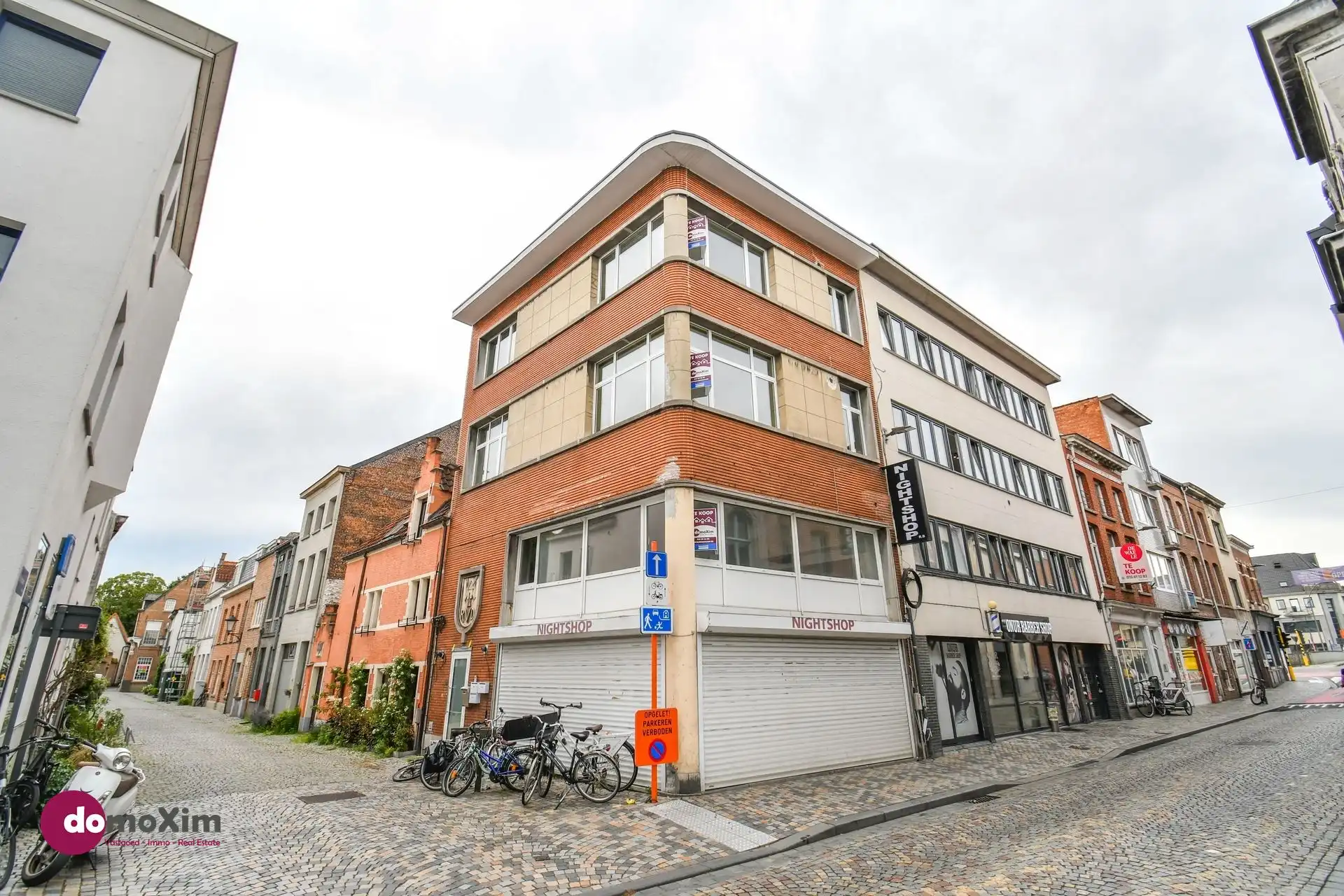 Opbrengsteigendom met 3 appartementen en handelsruimte in het centrum van Mechelen foto {{pictureIndex}}