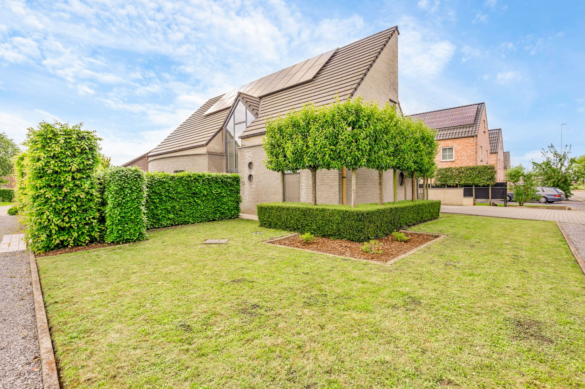 IDEALIS VASTGOED – EEN PRACHTIG GERESTYLDE VILLA MET EEN INDRUKWEKKENDE INKOMHAL, EEN HEERLIJKE OPEN EN LICHTRIJKE LEEFRUIMTE, GOED UITGERUSTE KEUKEN, 4 EXTRA RUIME SLAAPKAMERS, 2 BADKAMERS (WONEN OP GELIJKVLOERS MOGELIJK), VOLLEDIG ONDERKELDERD, TEVENS EEN ONDERGRONDSE GARAGE VOOR 2 ROYALE WAGENS, RUIME BERGZOLDER EN HET DAK VOORZIEN VAN 20 ZONNEPANELEN GELEGEN OP EEN PERCEEL VAN 6A 32CA! foto 4