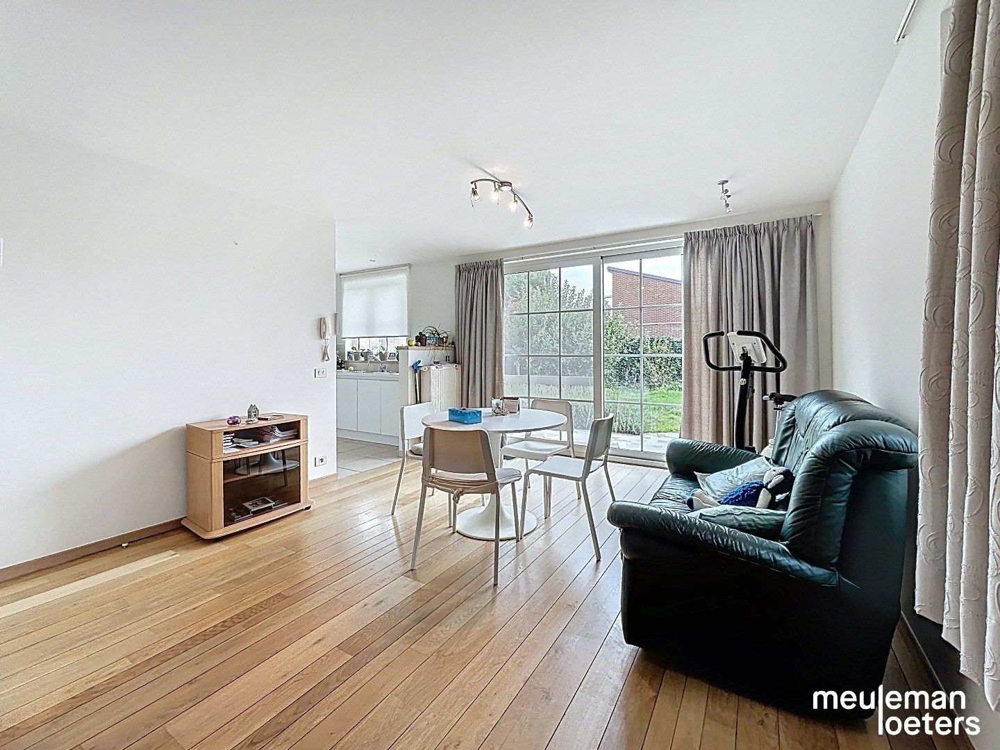 Lichtrijk energiezuinig appartement met tuin foto 6