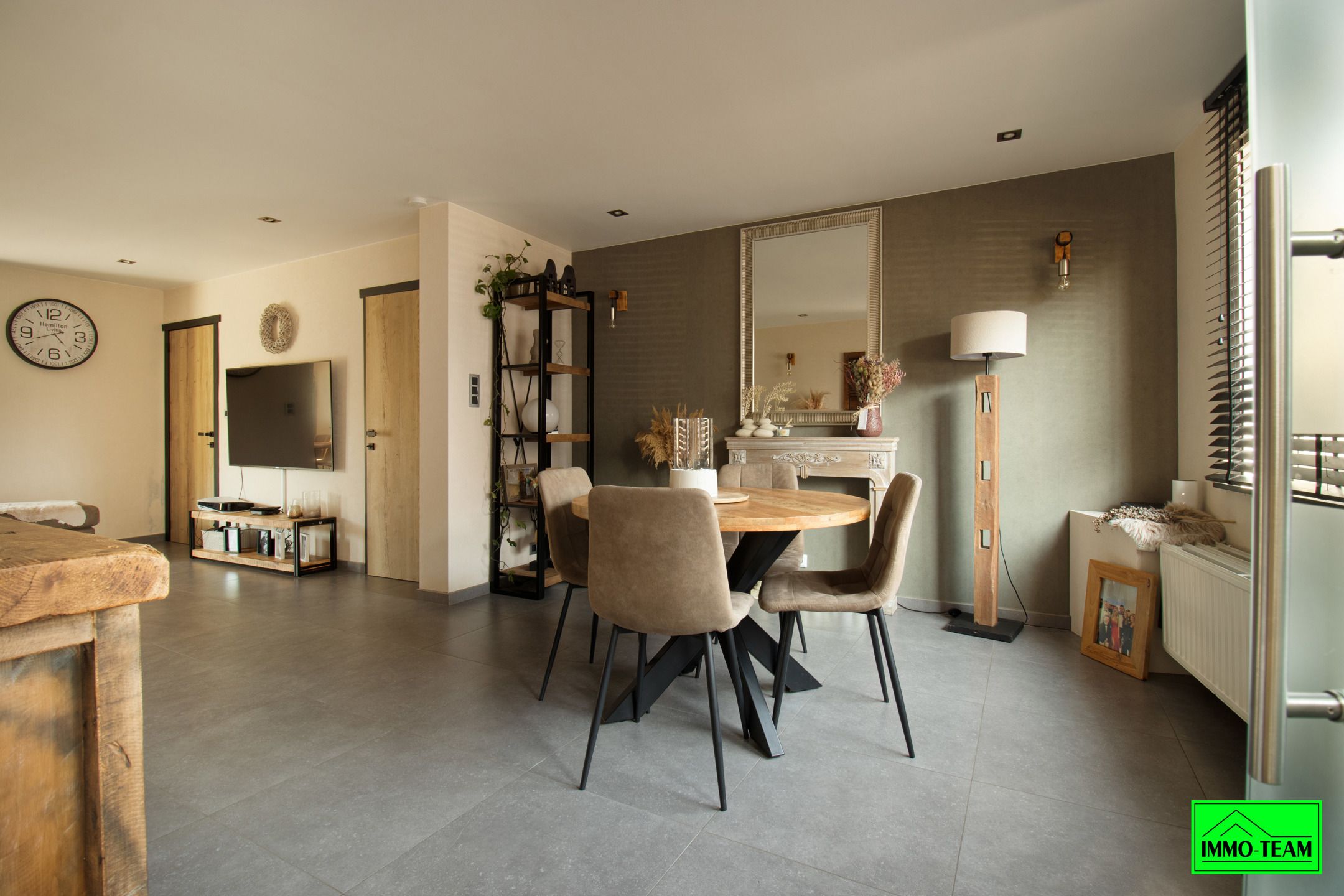 Gezellige, gerenoveerde 3-gevelwoning met 5 slaapkamers foto 7