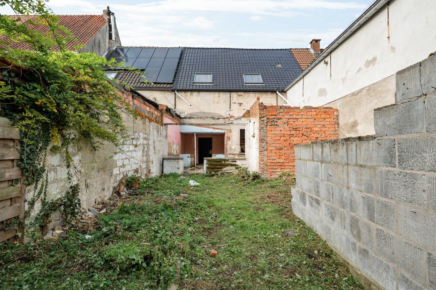 Totaal te renoveren woning met veel potentieel op ruim perceel (423m²) te koop in Emblem foto 12