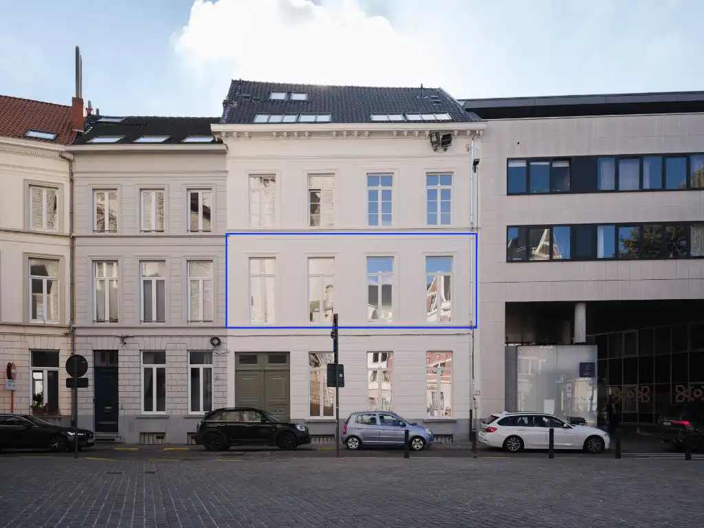 Luxueus appartement met groot volume en terras op toplocatie aan de Sint-Michielskerk foto 16
