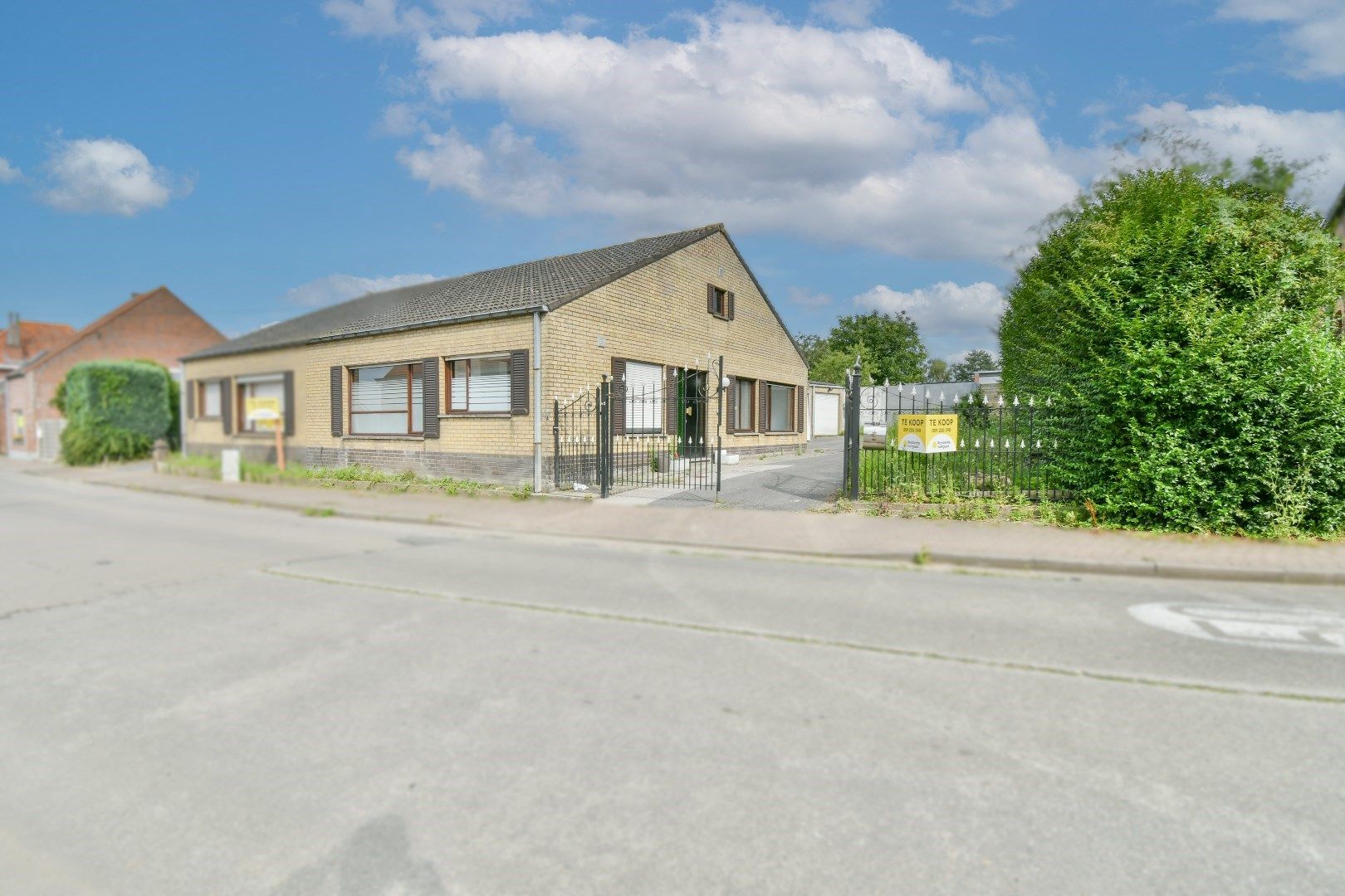 Hoofdfoto van de publicatie: Te renoveren bungalow met drie slaapkamer in Torhout!