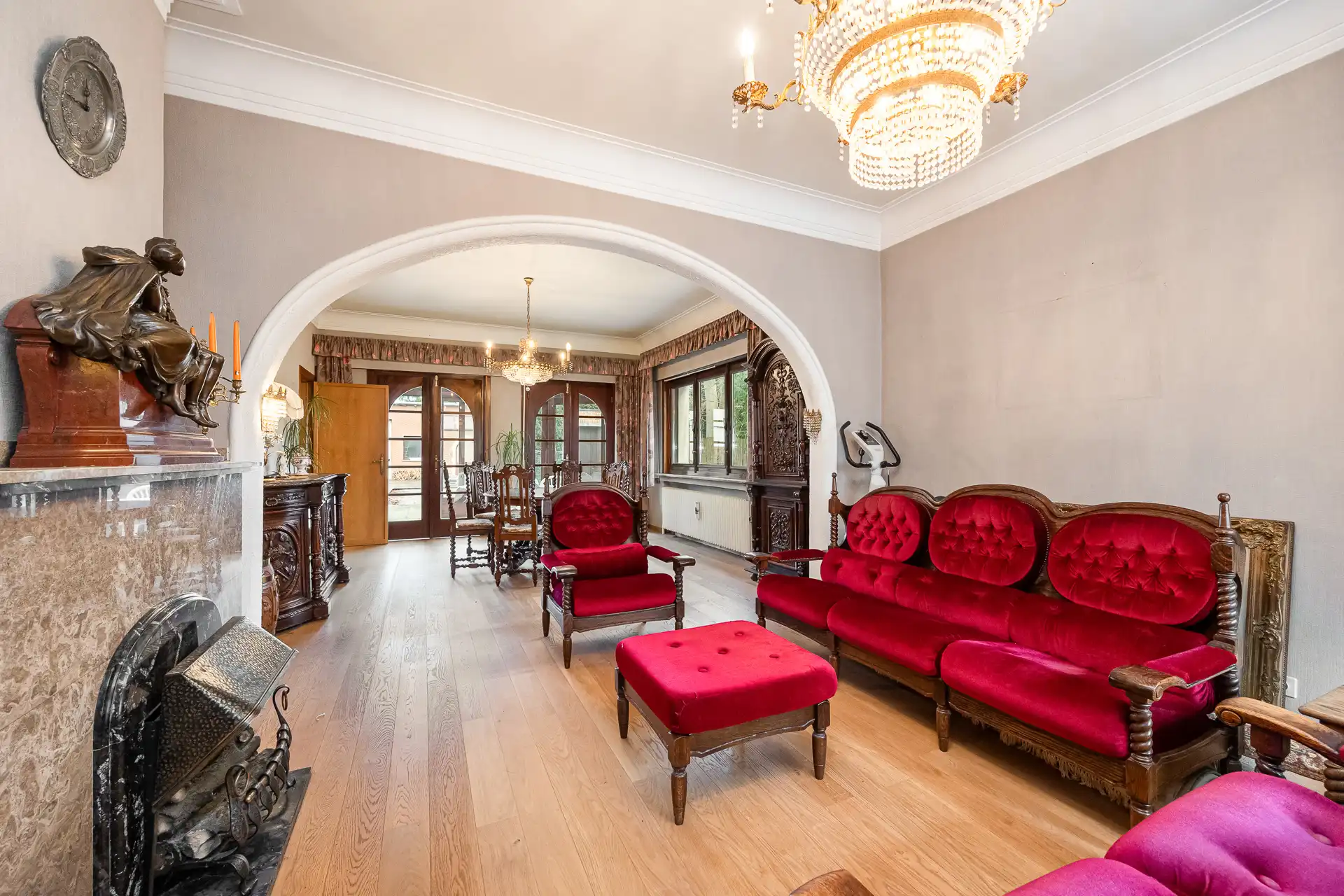 Ruime villa met garage en zwembad + bouwgrond + 2 magazijnen foto 32