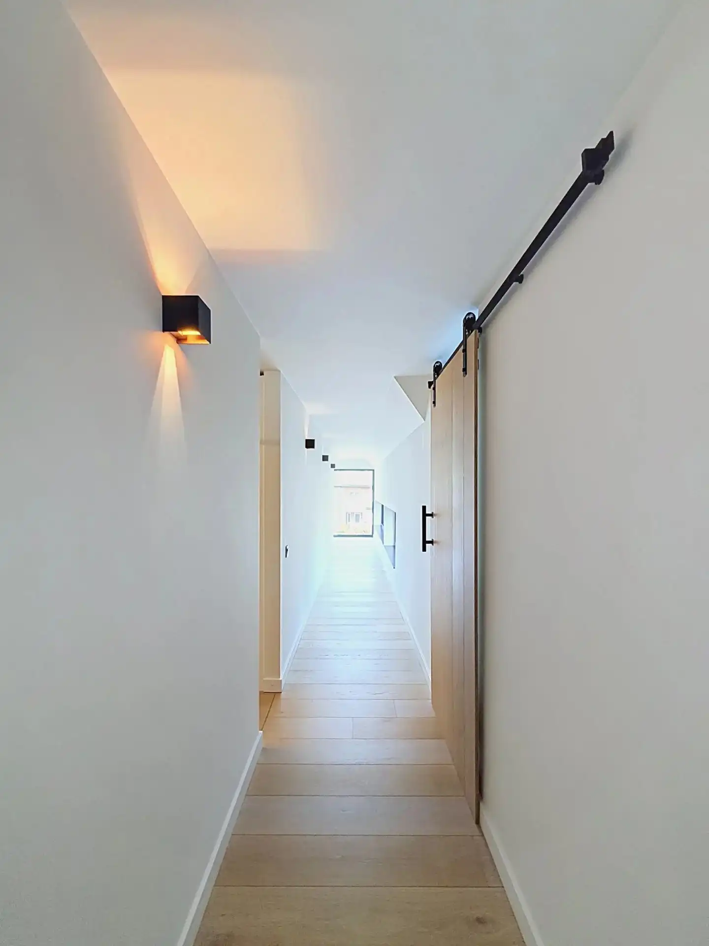 Zeer ruime villa voorzien van alle luxe met 3, mogelijk 5 slaapkamers en 2 badkamers foto 25