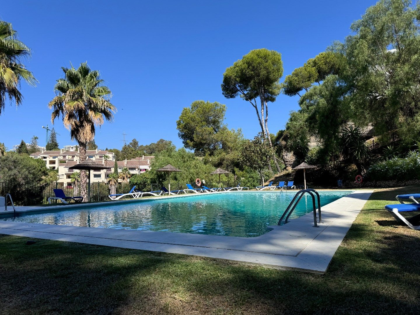 Aangenaam instapklaar en bemeubeld appartement op de golf van La Quinta, Benahavis. foto 17