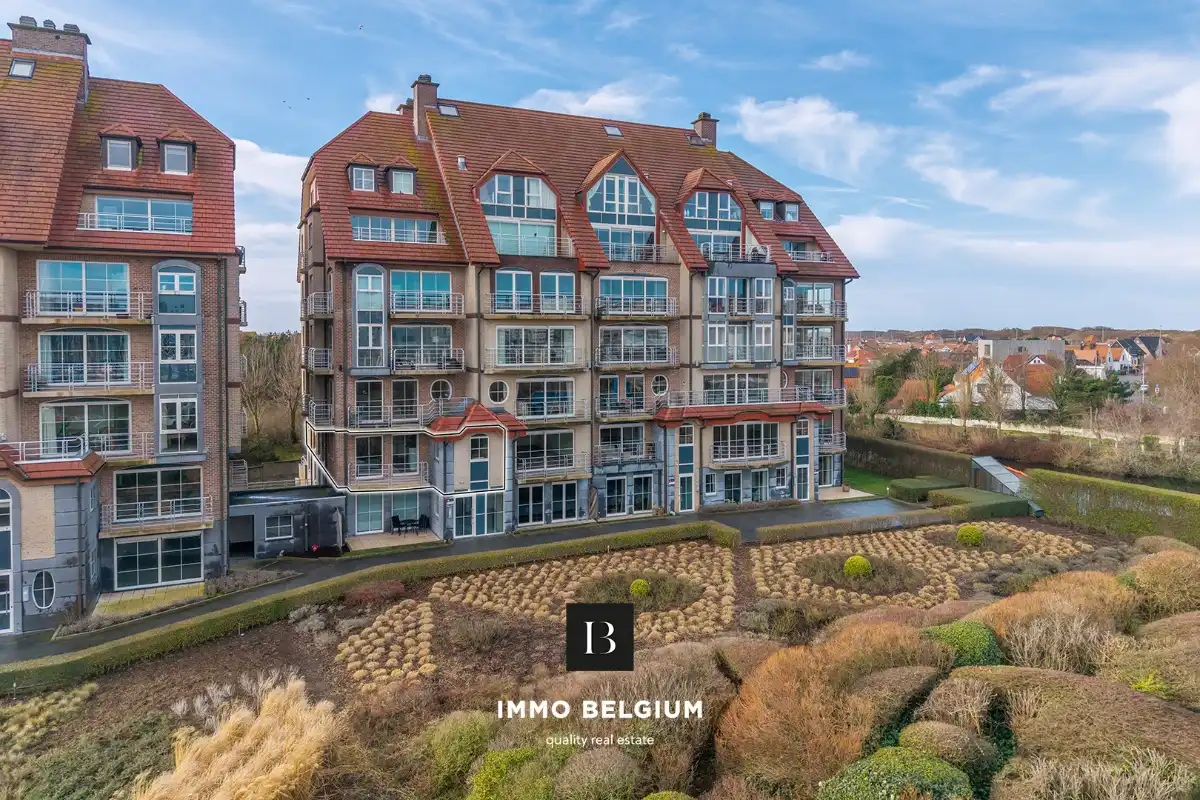 Zeer ruim appartement (133m²) met garagebox foto {{pictureIndex}}