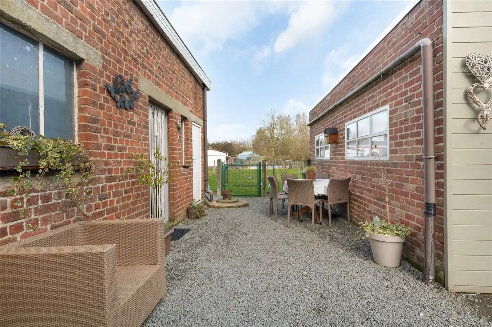 Gezinswoning met garage en tuin op 6are30 foto 21