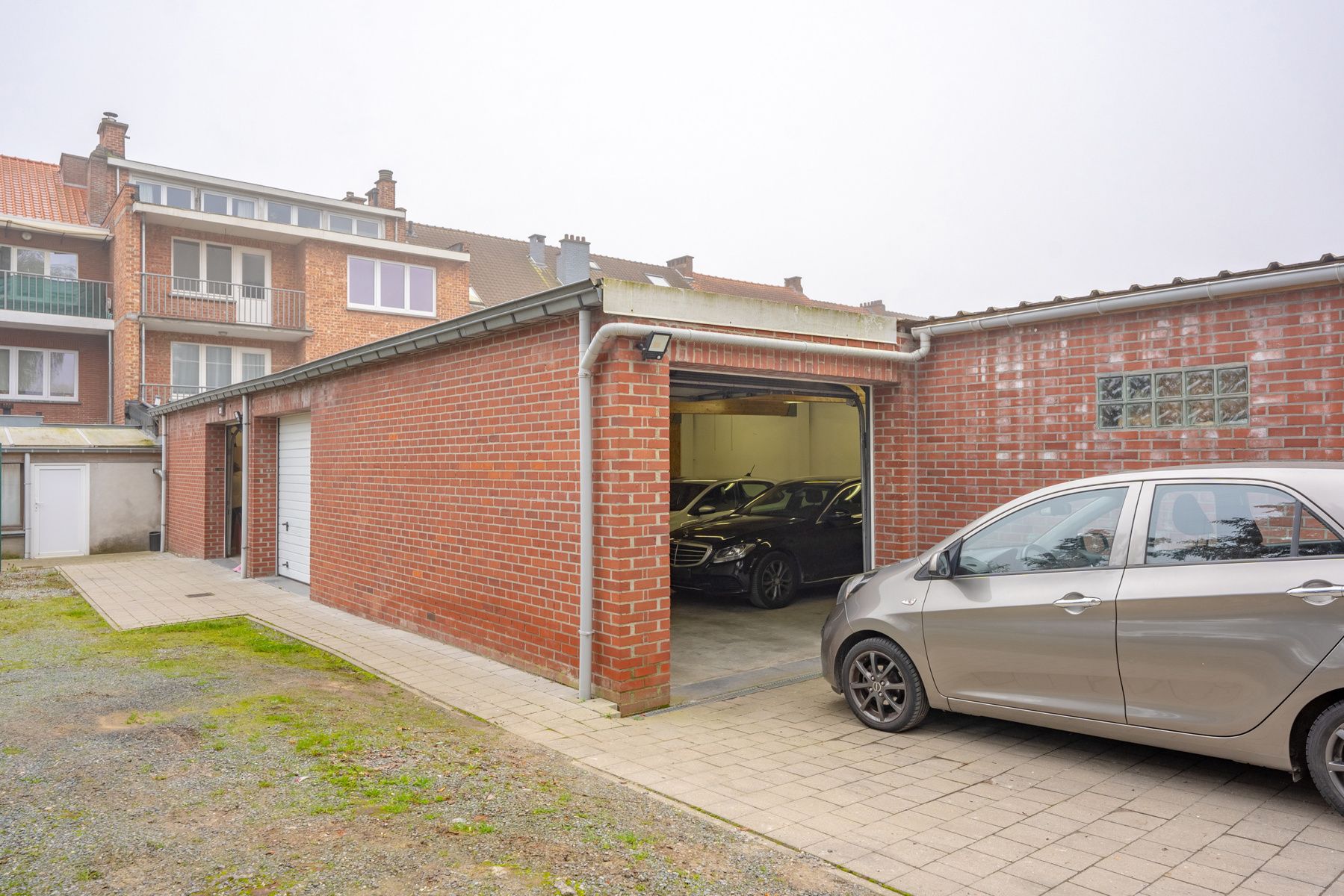 Lot van 1 magazijn, 3 garageboxen, 1 berging en 5 parkings foto 11