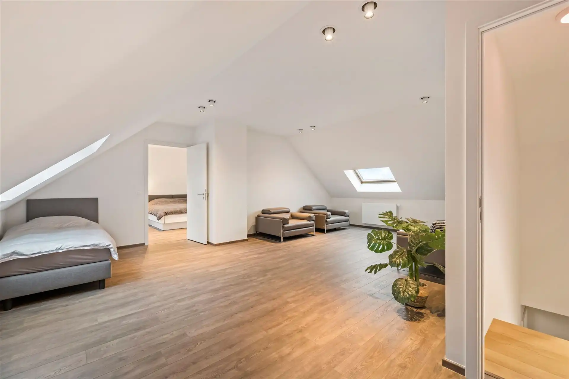 Uitzonderlijk ruim duplex appartement met loft allures in het hartje Sint-Niklaas (220m²) foto 16