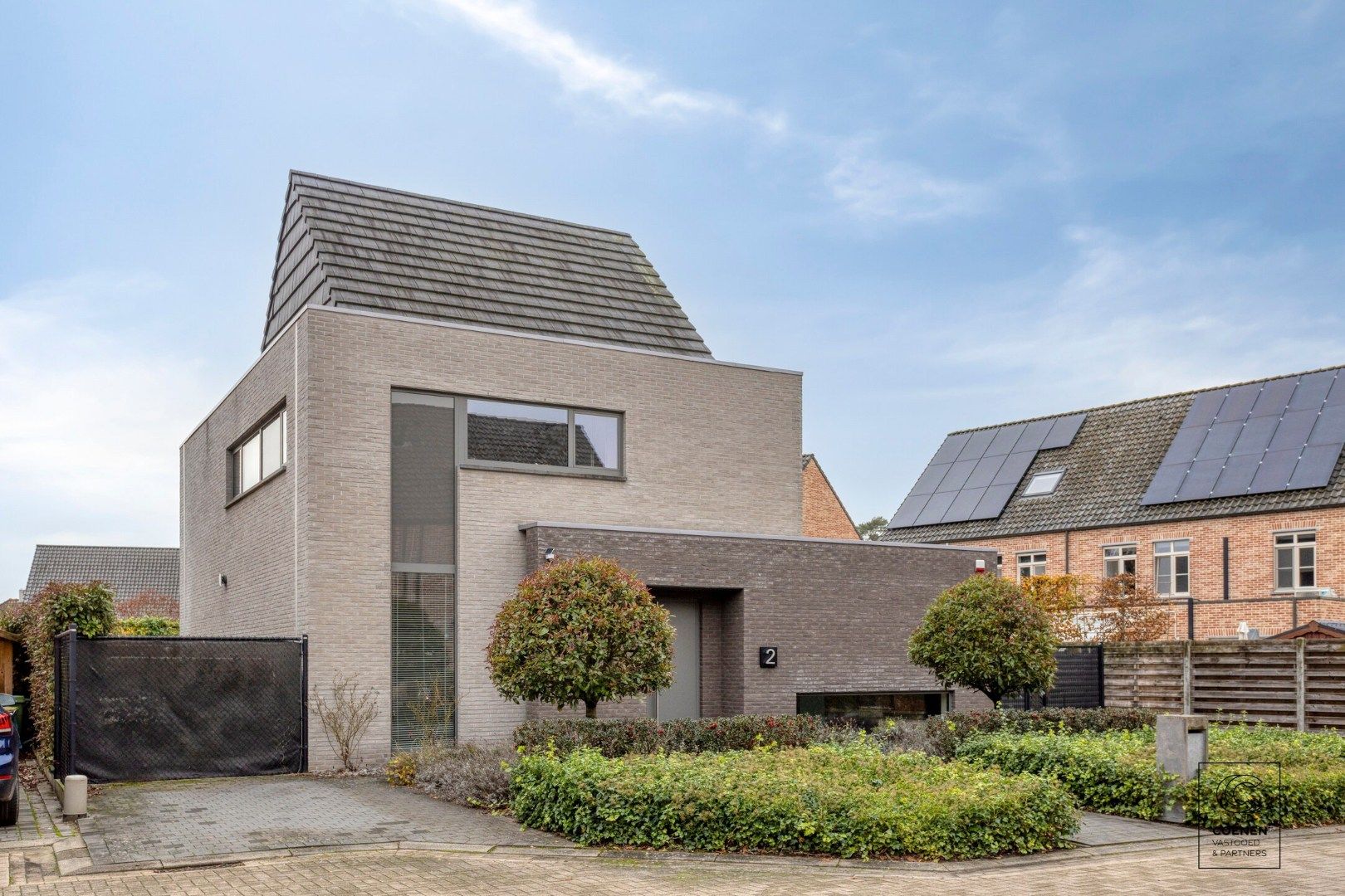 Prachtige woning (2013) van 256 m² met 4 slaapkamers in een doodlopende straat te Grobbendonk! foto {{pictureIndex}}