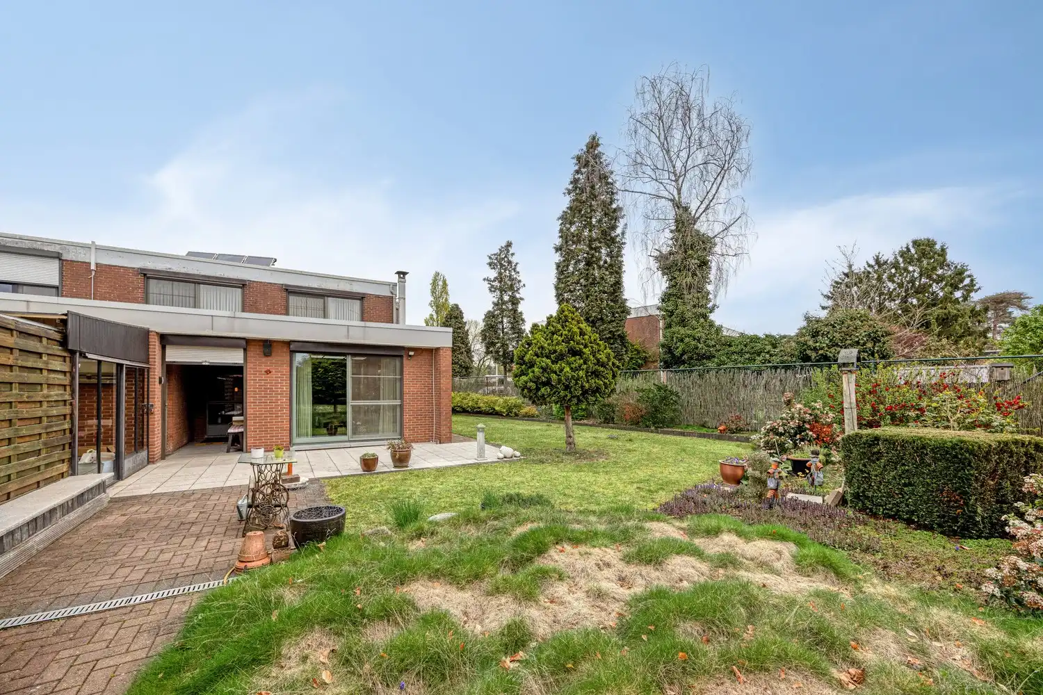 Gezinswoning met 4 slaapkamers en aangelegde tuin in doodlopende straat foto 36