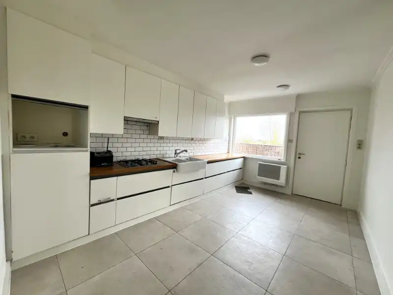 Landelijk gelegen woning met tuin en 3 garages foto 9