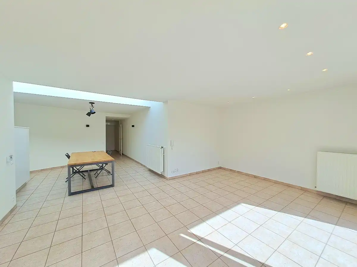 Lichtrijk gelijkvoers appartement met tuin en 2 slaapkamers en garage foto 7