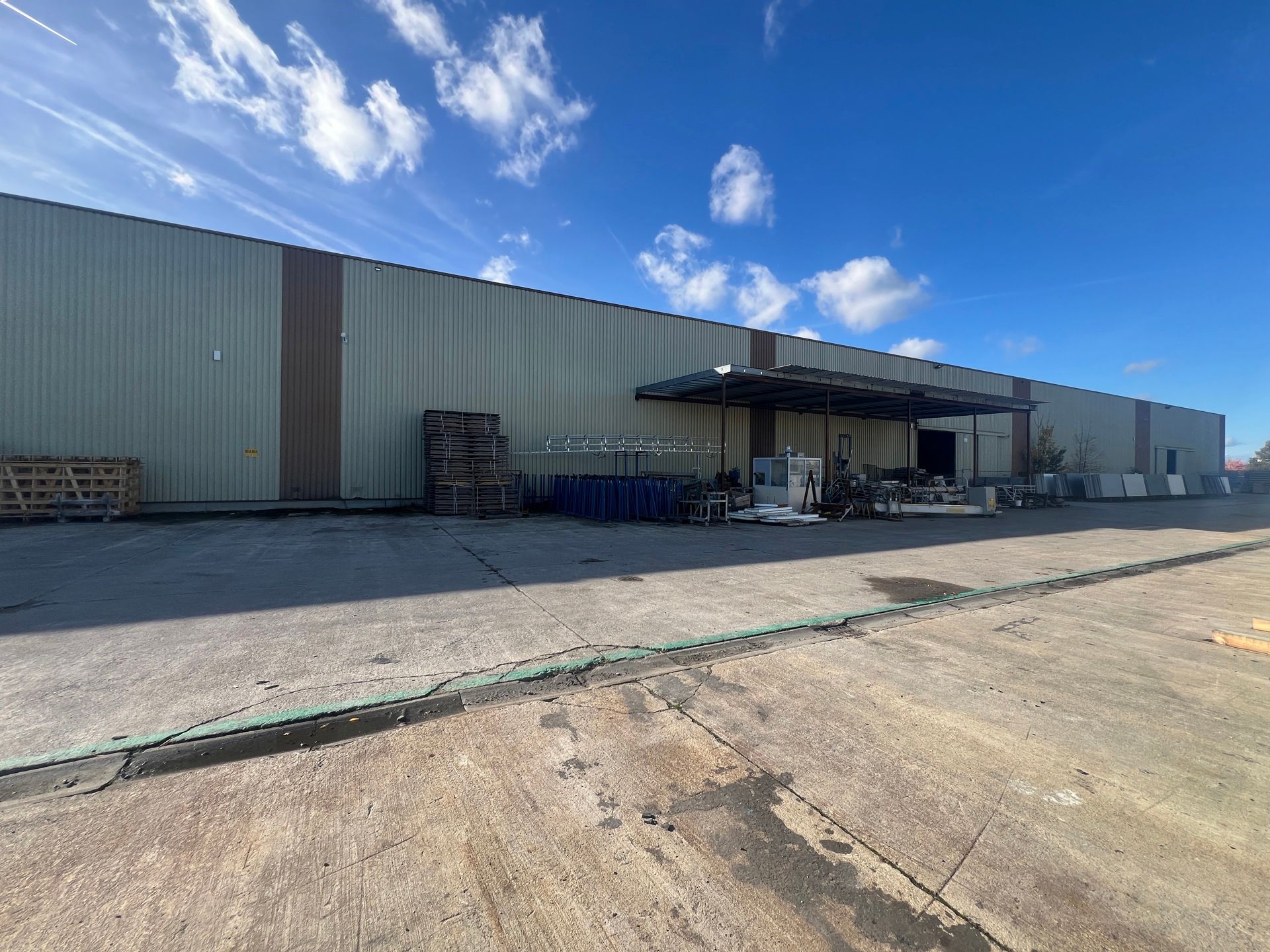 BEDRIJFSGEBOUW MET VERHARD BUITENTERREIN foto 9