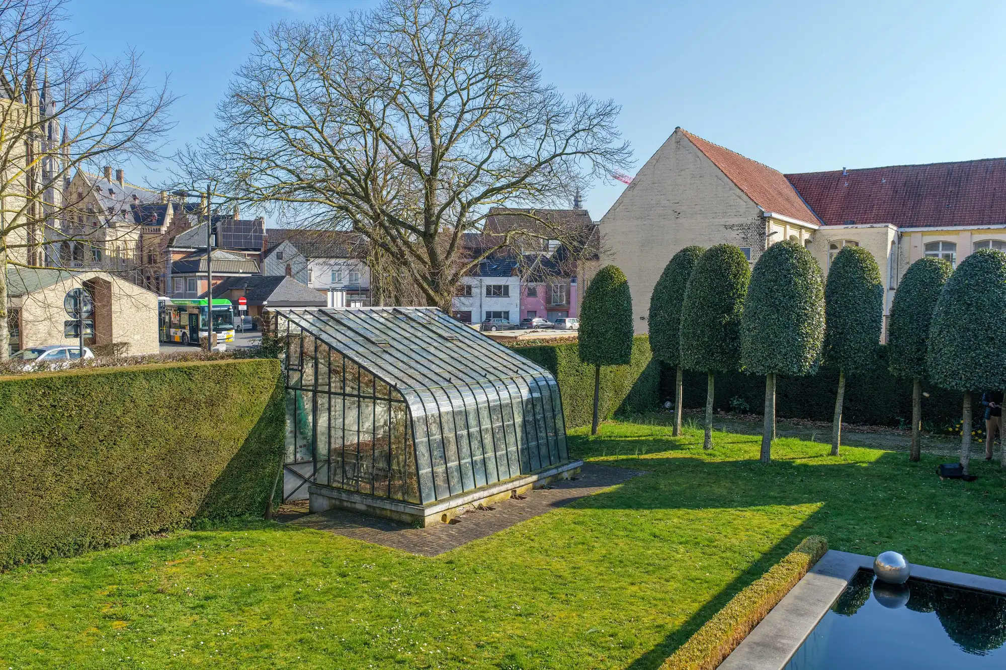 Heel ruime stadswoning met kantoren en tuin foto 29