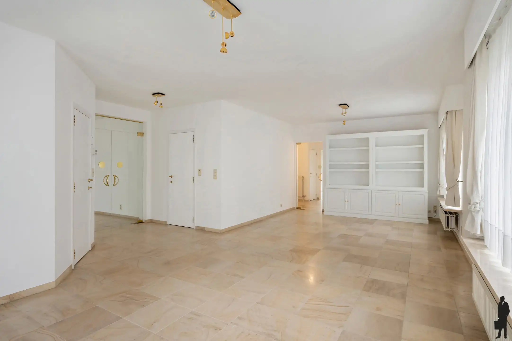 Ruim villa-appartement met 4 slaapkamers & garage foto 6