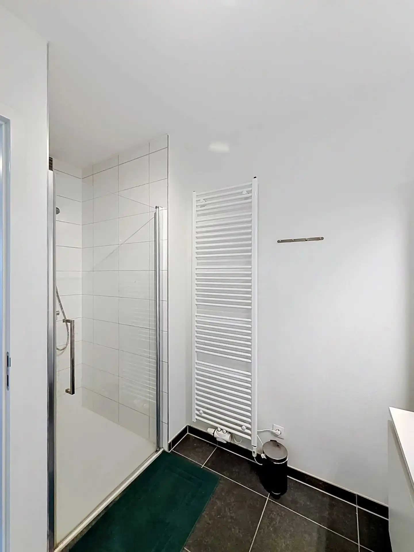 Modern appartement met 2 slaapkamers, terras en 2 ondergrondse staanplaatsen. foto 10