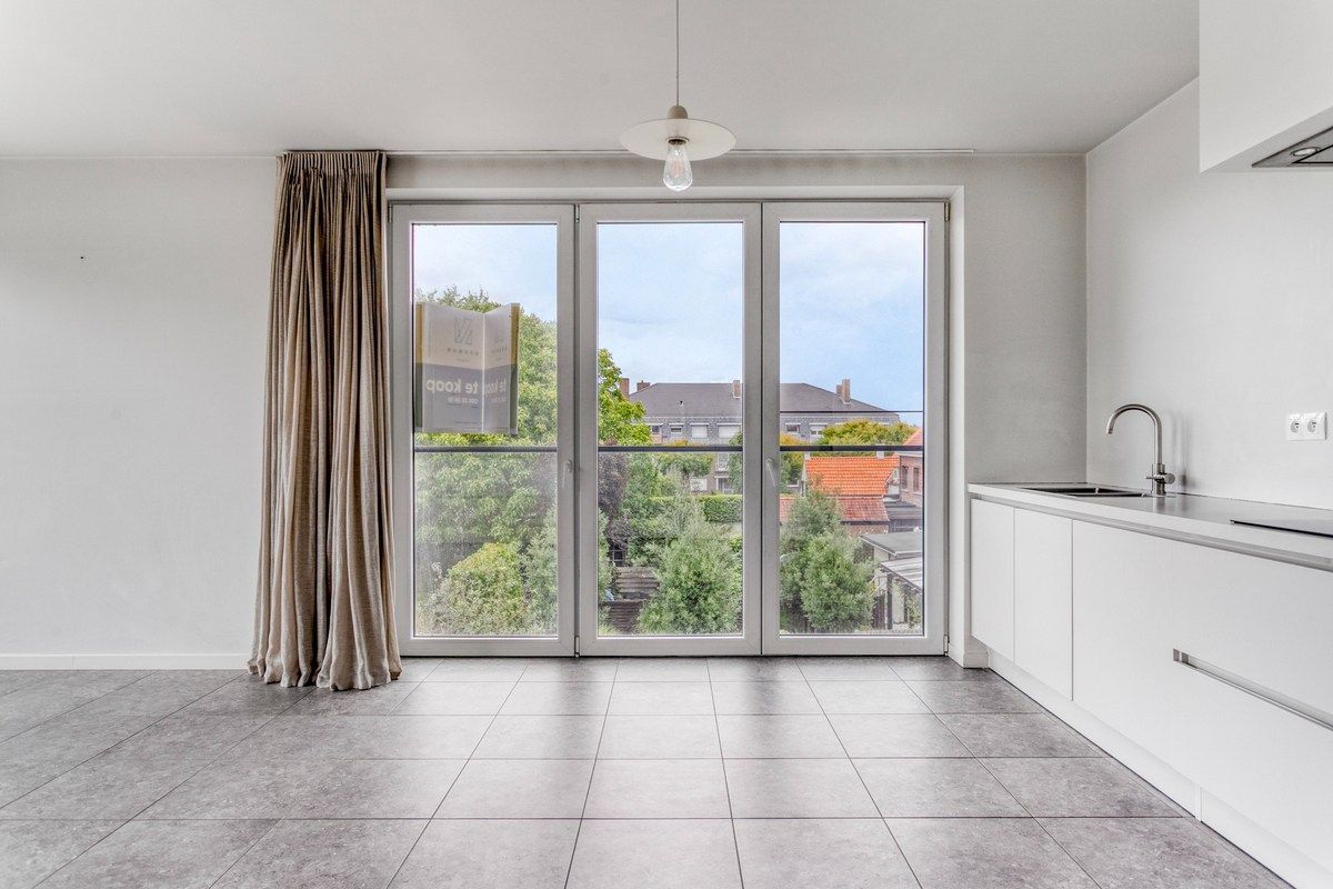Dit modern afgewerkt appartement bevindt zich op de tweede verdieping van een recente residentie. foto 3