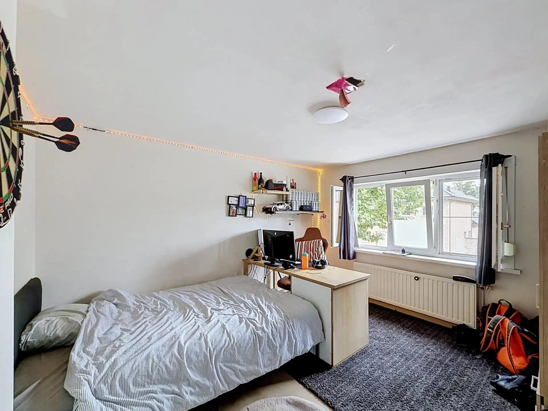 Ruime open bebouwing met 4 slaapkamers, garage en grote tuin. foto 17