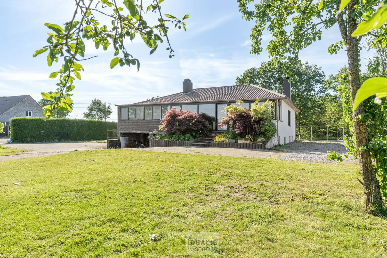 KNAPPE GROTENDEELS GERENOVEERDE EENGEZINSWONING MET EEN HEERLIJK LICHTRIJKE WOONKAMER MET OPEN KEUKEN, AANSLUITEND VERANDA MET ZICHT OP DE ZEER RUIME TUIN (+-2700M²!), 3 SLAAPKAMERS, RUIMTELIJKE BADKAMER VOORZIEN VAN BAD EN INLOOPDOUCHE EN DE WONING IS VOLLEDIG ONDERKELDERD! EEN HEERLIJK RUIME BUNGALOW DIE NOG VOLLEDIG NAAR EIGEN SMAAK AFGEWERKT KAN WORDEN! Een aangename woning met een bewoonbare oppervlakte van +- 205m² op een perceel van +- 26are98ca (2698m²) op een rustige locatie! Tevens is de woning centraal gelegen t.o.v. het centrum van Peer, Meeuwen (Oudsbergen) en Houthalen-Helchteren en kan men vlot gebruik maken van de Noord-Zuidverbinding (A24). foto 28
