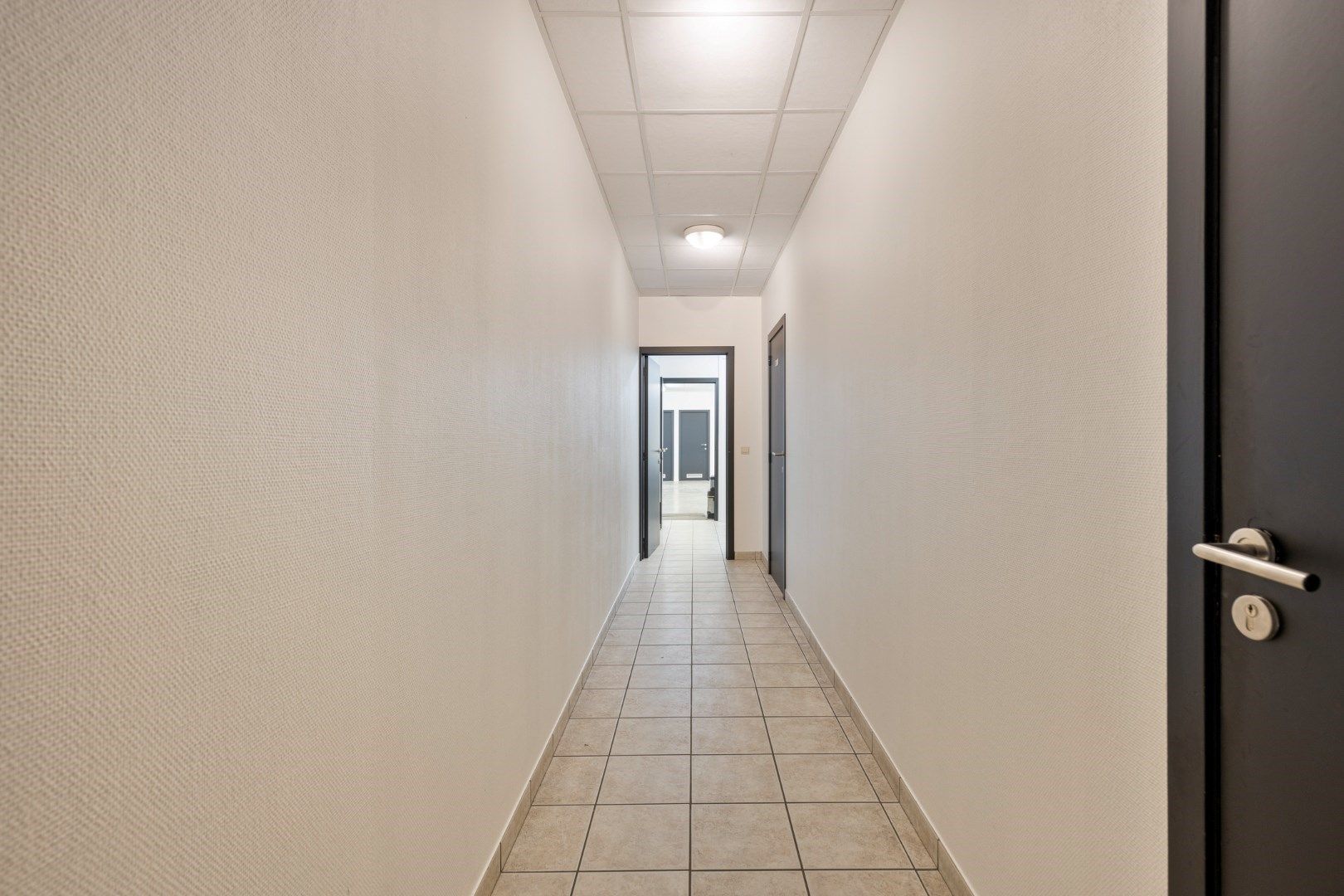 Handelsgelijkvloers/atelier/praktijkruimte van 357 m2 en 6 parkings! foto 11