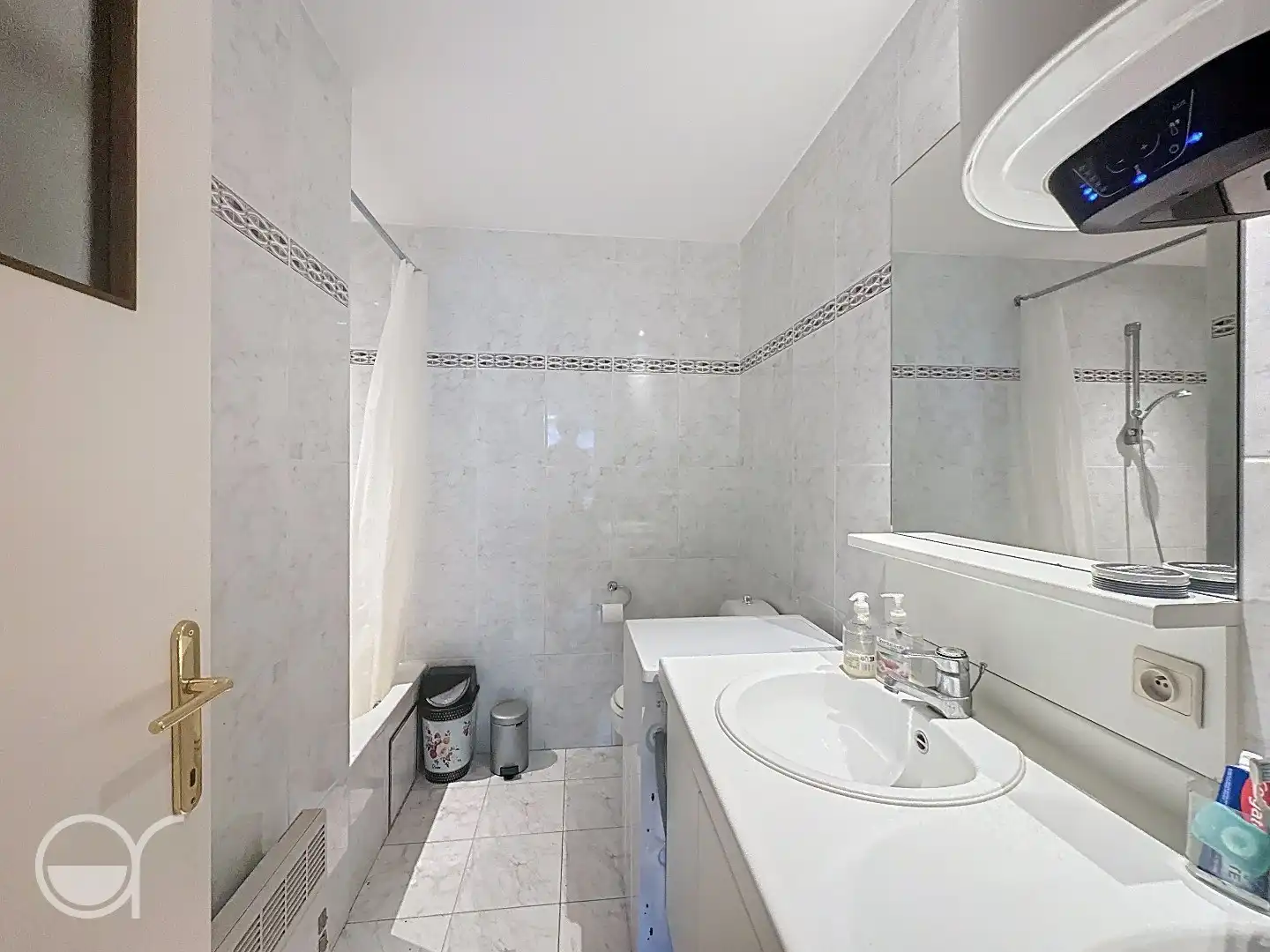 Ongemeubeld één-slaapkamerappartement met garage aan Miljoenenkwartier foto 5