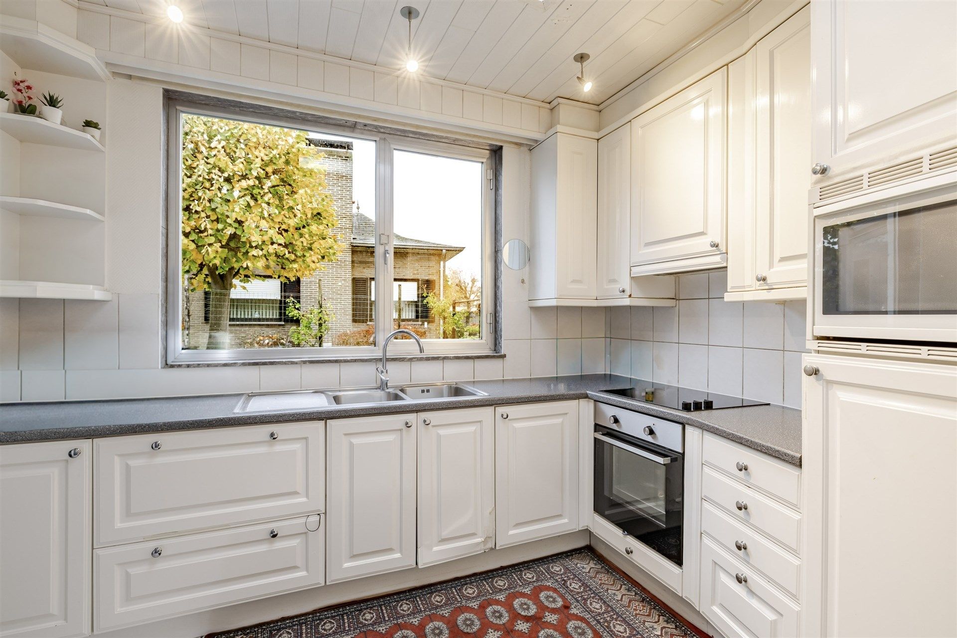 Ruime woning met 3 slks, grote tuin en garage foto 8