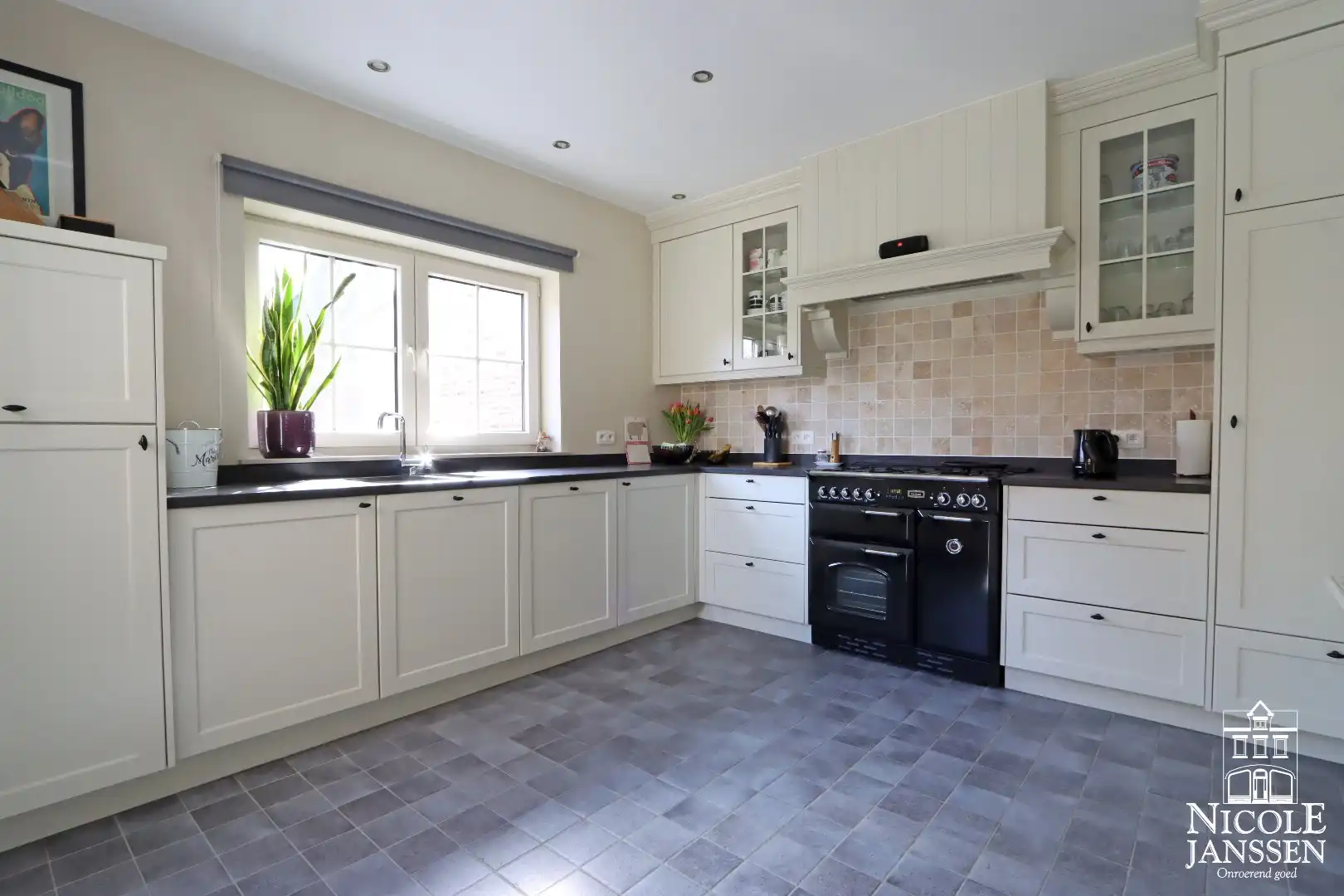 Instapklare halfvrijstaande gezinswoning met diepe tuin en ruime carport foto 8