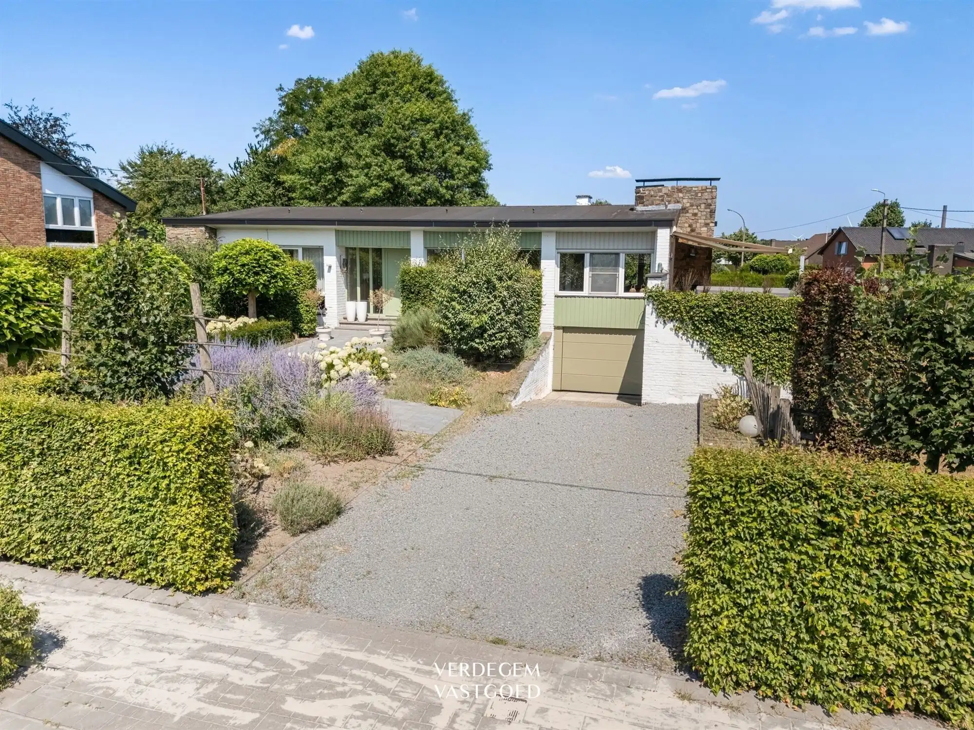 Te renoveren bungalow of projectpotentieel voor nieuwbouw woningen op een perceel van 1.175m² foto 3