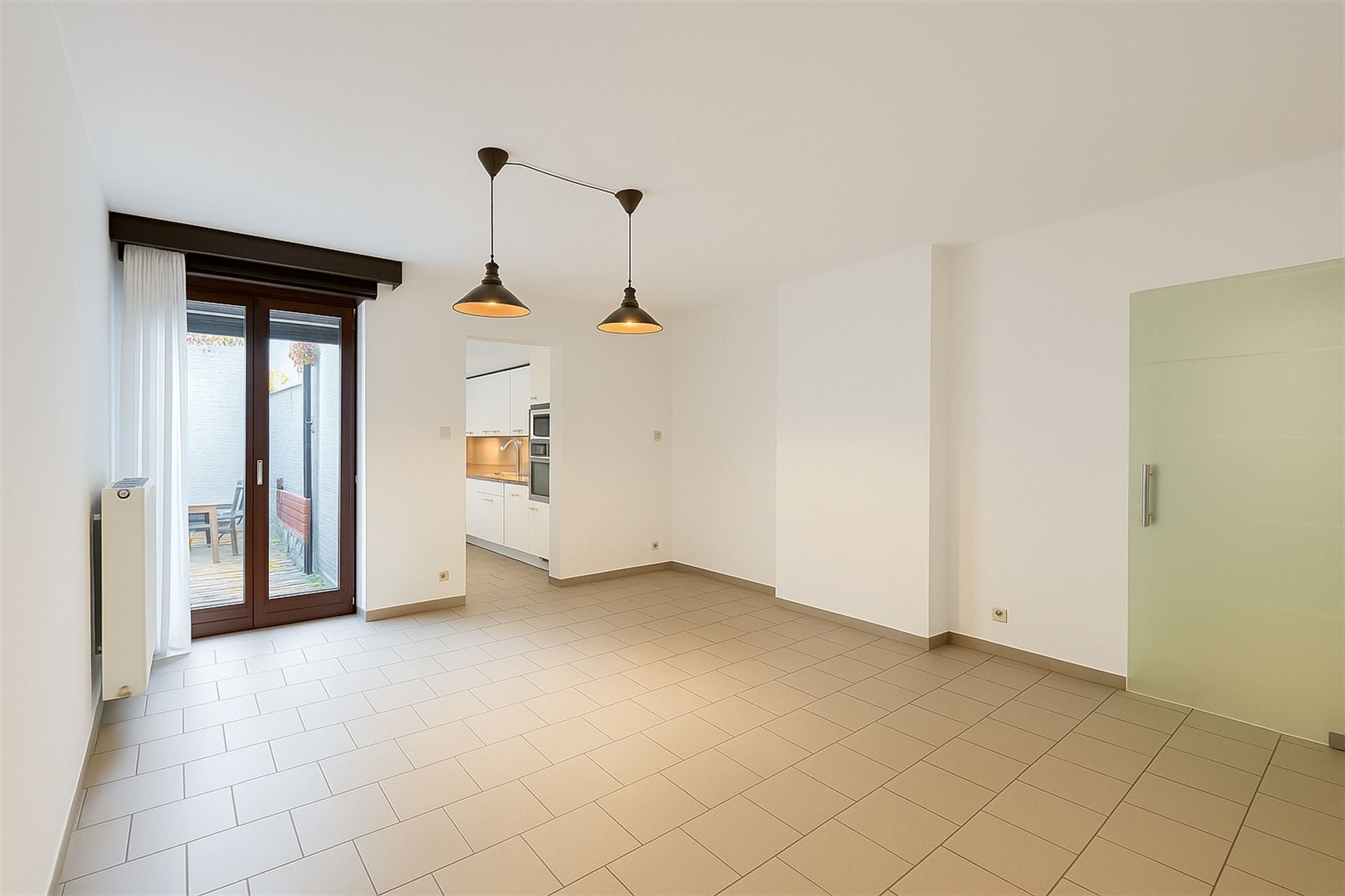 Stadswoning met 2 slpks, garage en terras foto 2