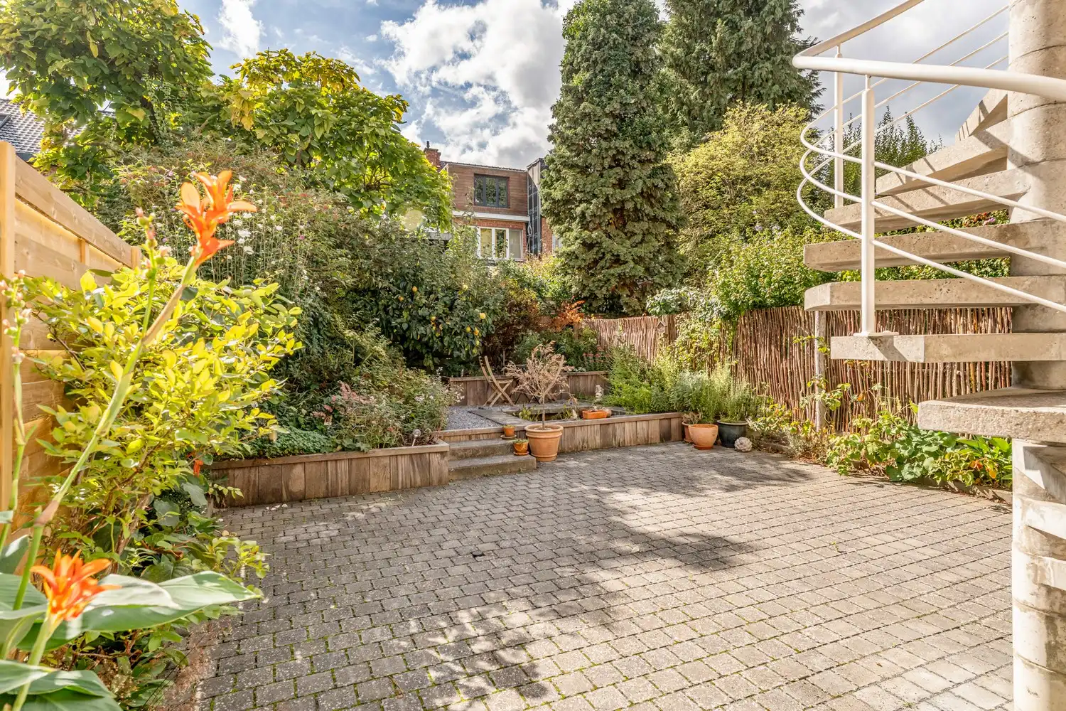 Goed gelegen woning met 4 slaapkamers, 2 badkamers, een garage met een autostaanplaats ervoor en een zuidwest georiënteerde tuin te Kessel-Lo! foto 9