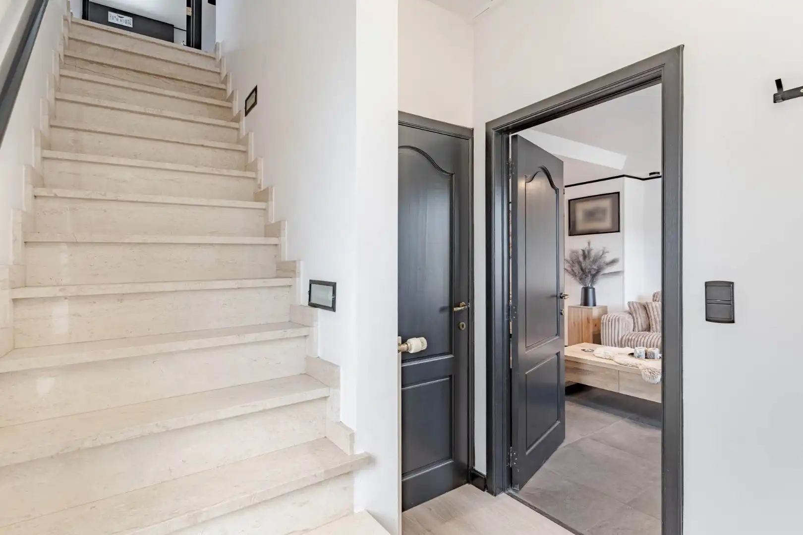 Gerenoveerde, goed onderhouden woning nabij het centrum van Bree mét een grote garage/werkplaats bereikbaar langs de Filterstraat aan de achterzijde van de woni foto 6