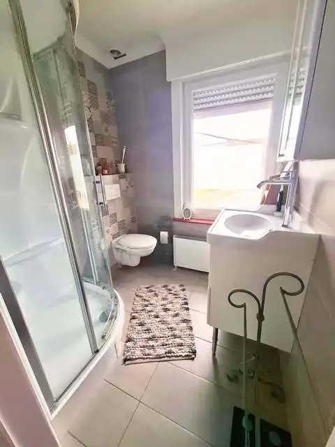 Comfortabele koppelwoning met 3 slaapkamers, GARAGE en TUIN te huur in Lichtervelde foto 9