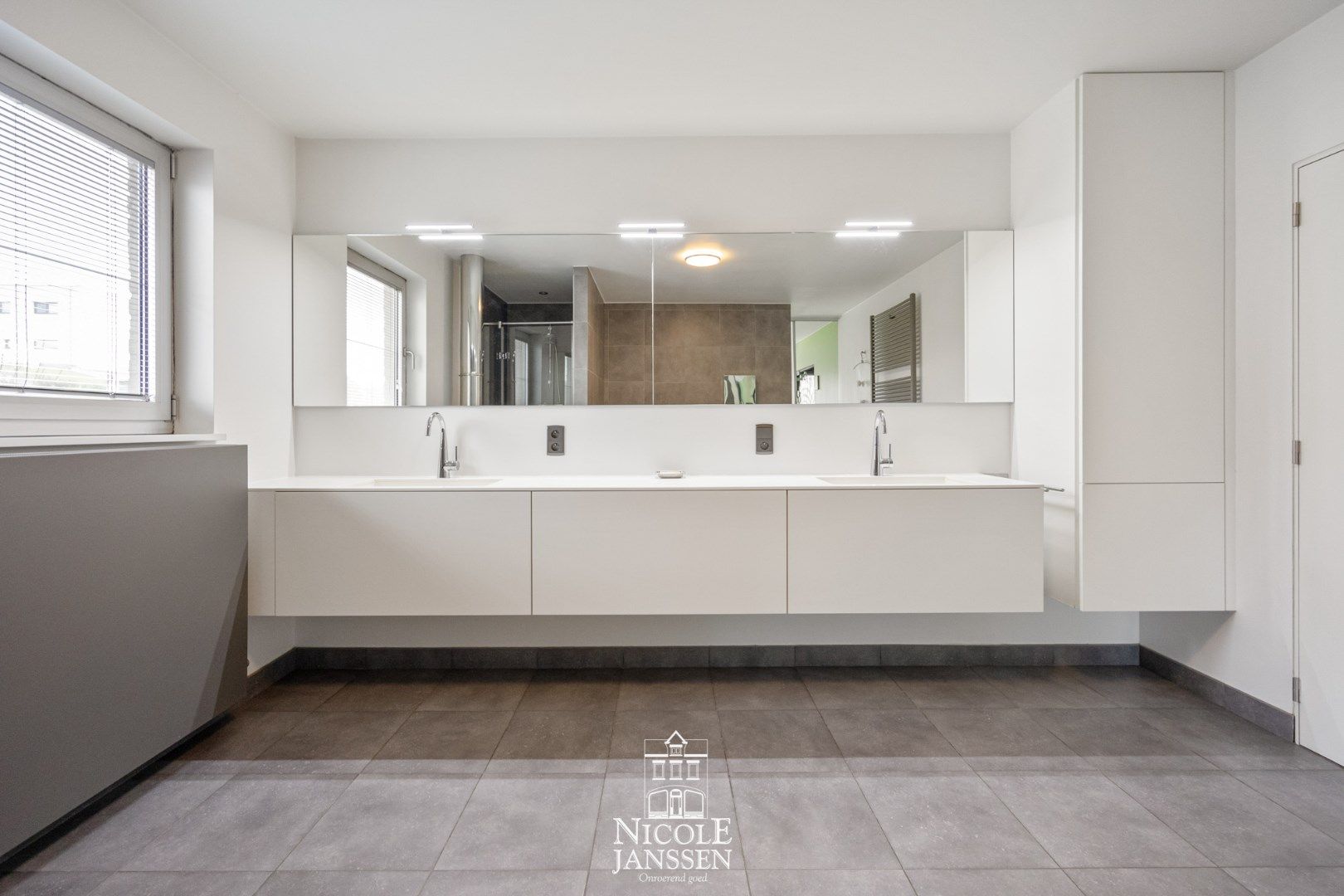 Zeer moderne en luchtige woning in een rustige, groene omgeving foto 21