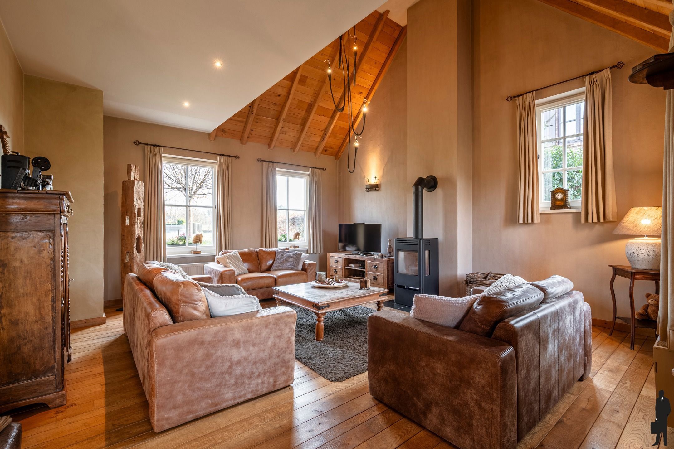 Villa met 4 tot 5 slaapkamers, weiland en paardenstallen (2) foto 5