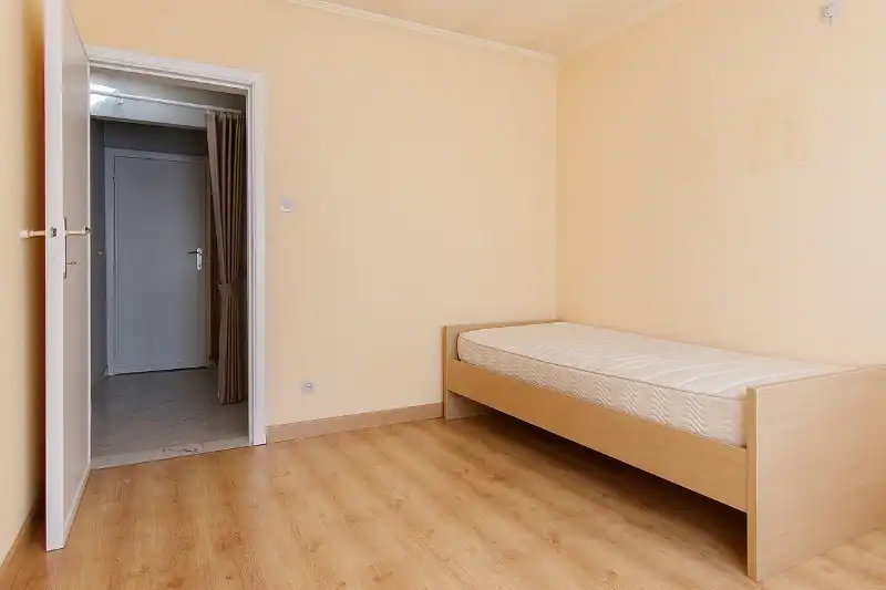 Ruime en rustig gelegen, te renoveren gelijkvloerse woning met bijna volledige onderkeldering op een knap perceel foto 17