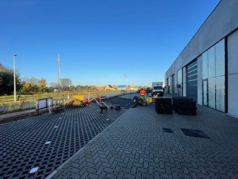 Nieuwbouw loods met visibiliteit te huur van 293 m² met 3 parkeerplaatsen in KMO Park RIVA. foto 15