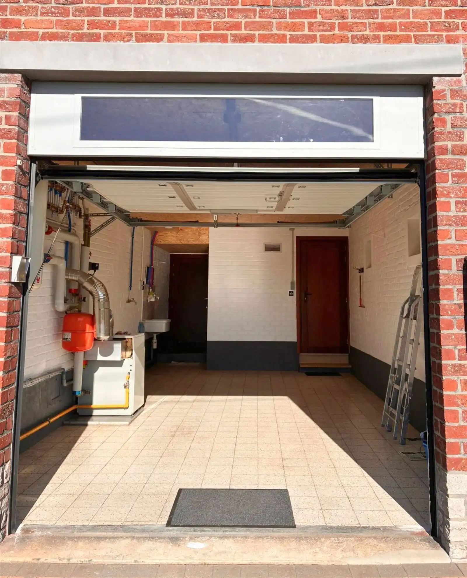 Lichtrijk huis met garage en koer foto 21