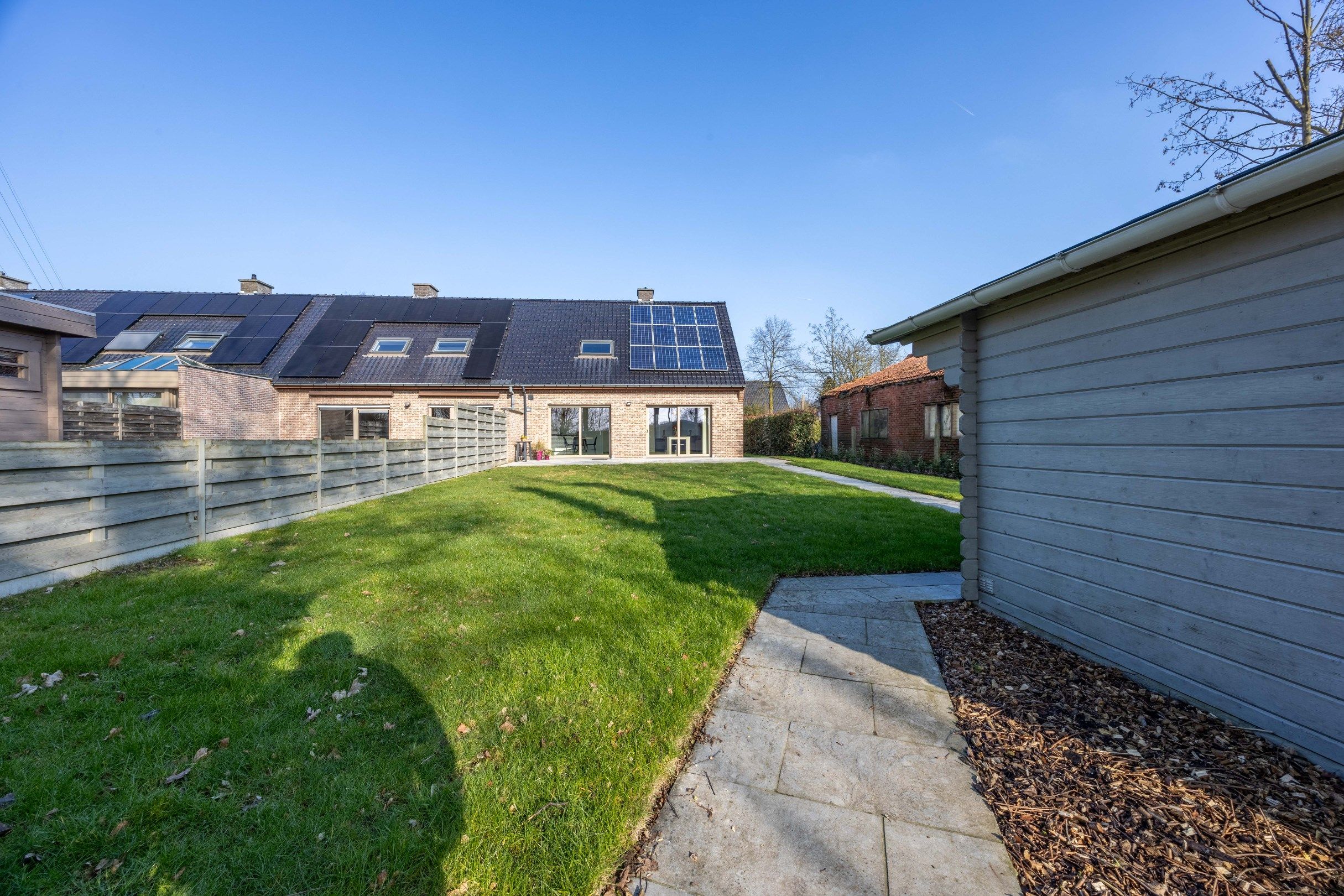 SCHITTEREND INSTAPKLARE WONING MET ZUIDGEORIENTEERDE TUIN foto 22