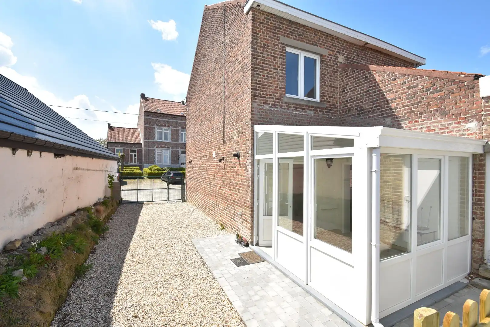 Fris en luchtig gerenoveerde woning met drie slaapkamers, terras, en garage, inbegrepen de stroom via zonnepalen.  foto 5