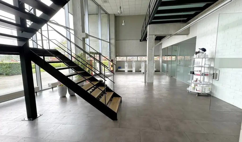 Bedrijfspand met buitenopslag te huur vlakbij E17 in Zwijndrecht foto 12